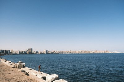 Vista panoramica di Alessandria con il Mar Mediterraneo e la città sullo sfondo.