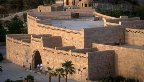 Vista del Museo Nubiano ad Aswan con architettura tradizionale e paesaggio circostante.