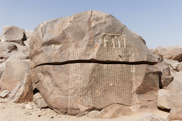 Iscrizioni rupestri su un grande masso a Sehel Island, Aswan, Egitto, sotto un cielo limpido.