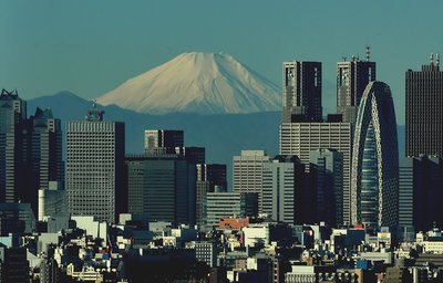 Skyline di Tokyo con il Monte Fuji sullo sfondo e la Mode Gakuen Cocoon Tower in evidenza.