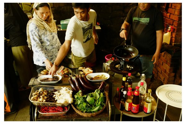 Thai cooking class in Chiang Mai featuring local ingredients and cooking tools.
