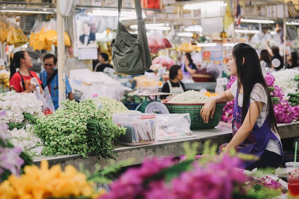 Warorot Market in Chiang Mai at dawn featuring flower stalls and local vendors.