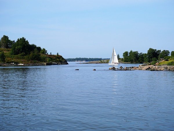 Vista dell'arcipelago di Helsinki con una barca a vela e acque calme, ideale per escursioni in traghetto.