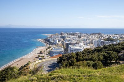 Vista panoramica di Rodi con costa, mare blu e città, perfetta per una guida completa alla destinazione.