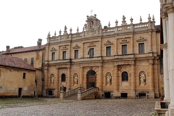 Facciata della Certosa di San Giacomo a Capri con dettagli architettonici e cortile in primo piano.