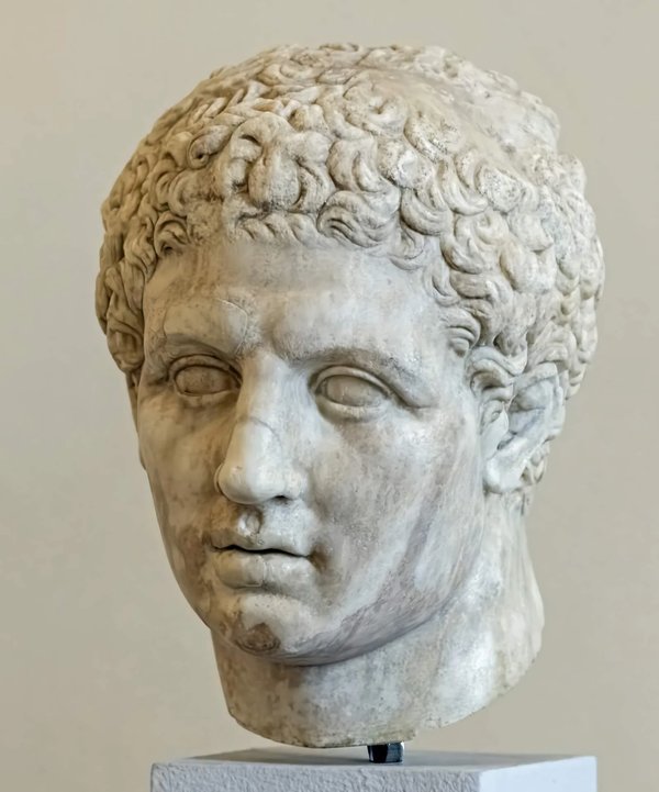 Scultura in marmo classica esposta al Museo Archeologico Nazionale di Napoli.