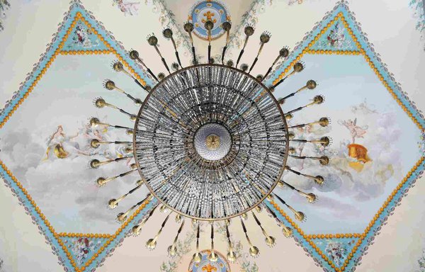Lampadario decorativo e affreschi sul soffitto del Museo di Capodimonte a Napoli, dettagli artistici e colori vivaci.