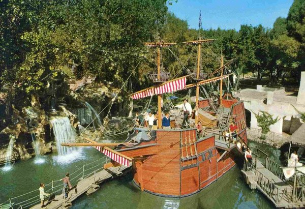 Attrazione con nave pirata e cascata nel parco divertimenti Edenlandia a Napoli.