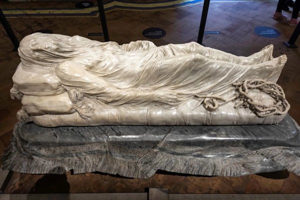 Scultura del Cristo Velato nella Cappella Sansevero a Napoli, famosa per i dettagli realistici del velo in marmo.