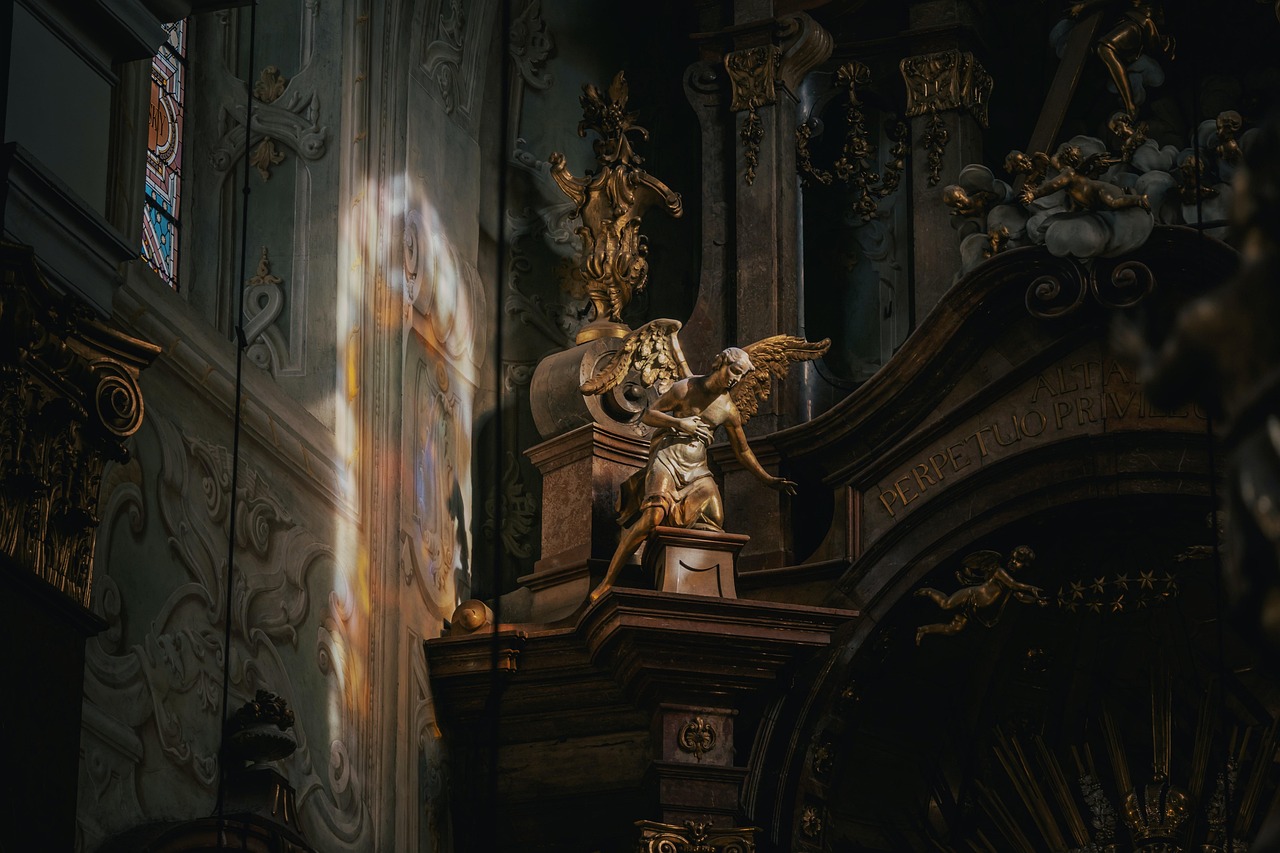 Una scultura dorata di un angelo barocco catturata dalla luce in un interno ecclesiastico ornato, che evoca la sontuosita dei tesori sacri di Napoli.