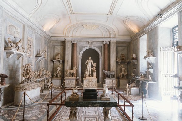 Una galleria di sculture marmoree romane antiche esposte in un museo archeologico.