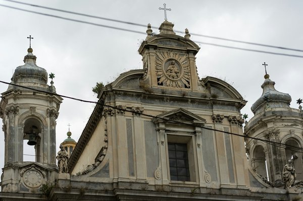 Facciata della Chiesa di Sant'Anna dei Lombardi a Napoli con dettagli architettonici storici e cielo nuvoloso.