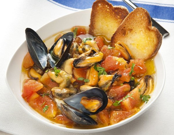 Plate of mussels with tomatoes and croutons, traditional Neapolitan cuisine at Antica Osteria Pisano.