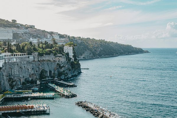 Vista panoramica della costa di Sorrento con Marina Grande e il mare blu.