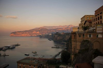 Vista panoramica di Sorrento con monumenti iconici e panorama cittadino