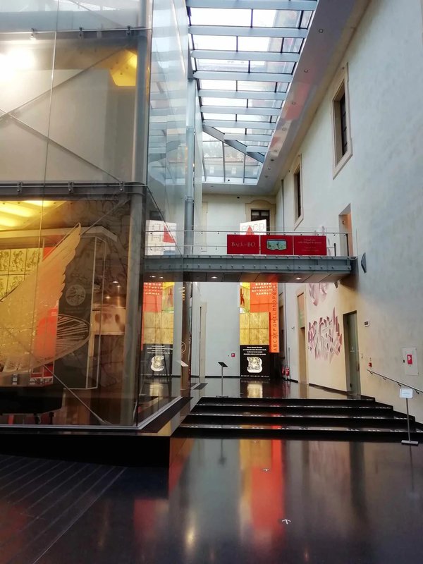 Interno del Museo della Storia di Bologna con architettura moderna e mostre esposte.