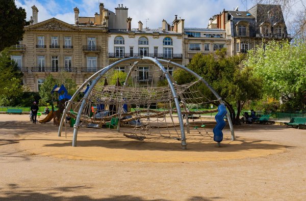 Struttura per arrampicarsi con rete in un parco giochi urbano.