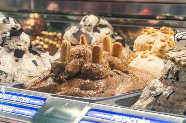 Gelato artigianale con decorazioni di biscotti al Museo del Gelato Carpigiani a Bologna.