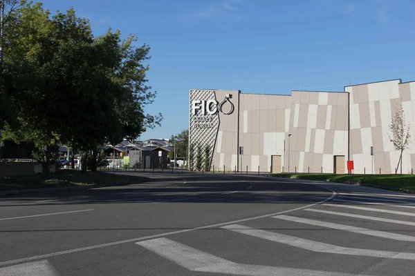 Ingresso di FICO Eataly World a Bologna con logo visibile e architettura moderna.