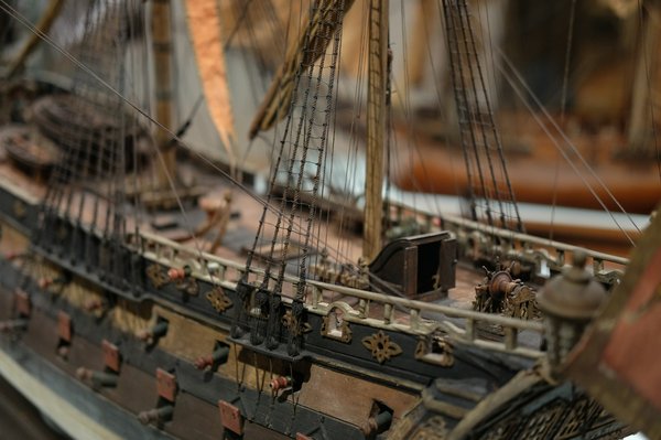 Dettaglio di un modello antico di nave in legno con sartiame, parte di una collezione di architettura navale.