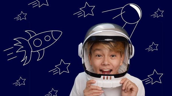 Bambino con casco da astronauta e illustrazioni spaziali sullo sfondo blu, tema Museo del Cielo e della Terra a Bologna.