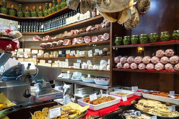 Banco di salumi, formaggi e prodotti locali al Mercato di Mezzo a Bologna.