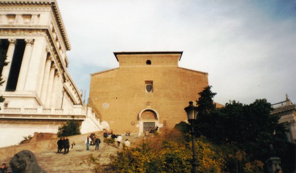 La sobria facciata in mattoni di Santa Maria in Aracoeli sopra la sua ripida scalinata sul Campidoglio.