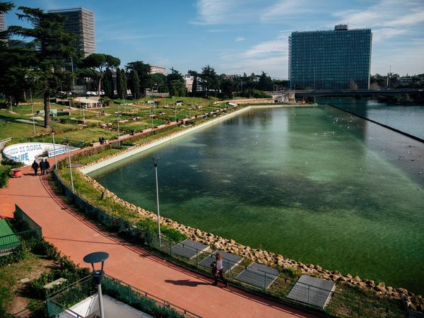 Il lago artificiale del quartiere EUR di Roma, affiancato dall'architettura razionalista.