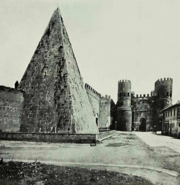 La Piramide di Caio Cestio a Roma con le mura Aureliane sullo sfondo.