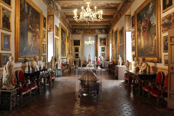 Interno del Palazzo Spada a Roma con opere d'arte, busti e decorazioni elaborate.