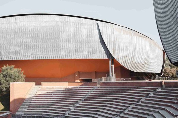 Vista dell'Auditorium Parco della Musica a Roma con dettagli architettonici moderni e gradinate in primo piano.