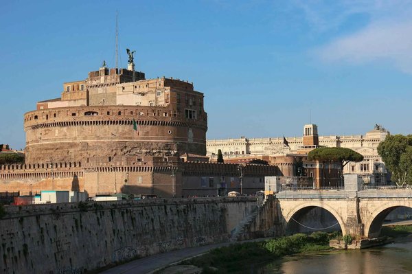 Castel Sant'Angelo a Roma con il ponte Sant'Angelo e il Tevere in una giornata soleggiata.