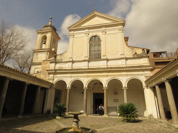 Atrio esterno e facciata della Basilica di San Clemente a Roma.