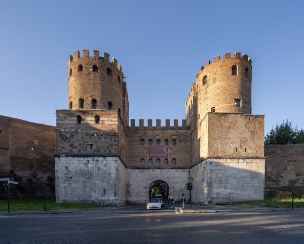 Le due torri cilindriche in laterizio di Porta San Sebastiano, parte delle Mura Aureliane di Roma.