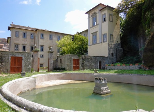 Giardini e fontana di Palazzo Chigi-Albani a Soriano nel Cimino.
