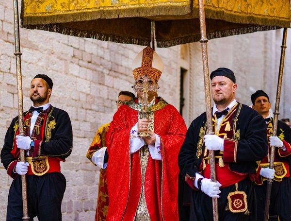 Processione religiosa con abiti tradizionali durante il Festival di Santa Rosa a Viterbo.