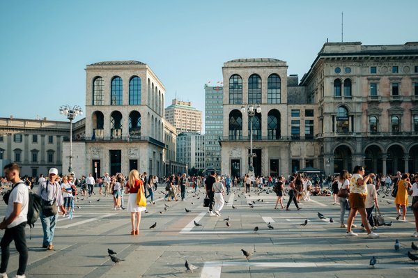 Piazza del Duomo a Milano con il Museo del Novecento e persone che passeggiano.