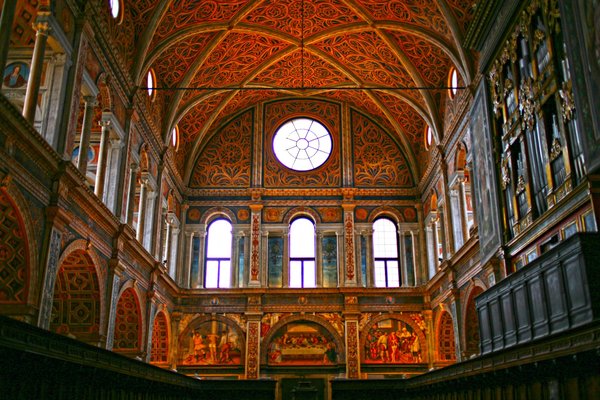 Coro affrescato di San Maurizio al Monastero Maggiore a Milano, coperto dal pavimento al soffitto da dipinti rinascimentali.