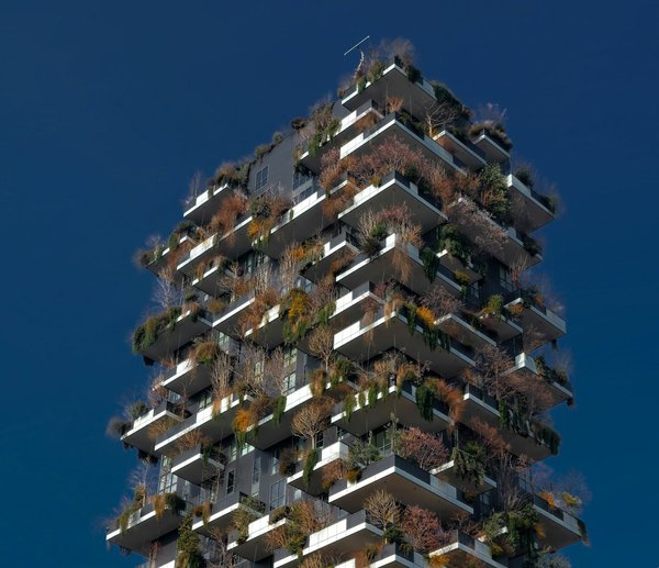 Bosco Verticale a Milano con cielo blu e piante sui balconi.