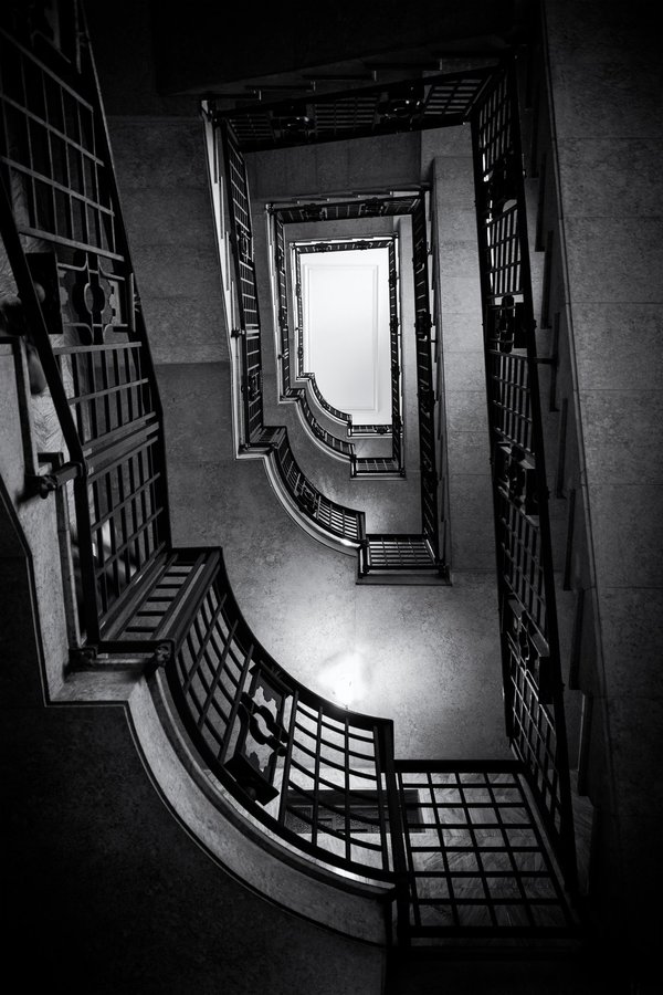 Scala a chiocciola in stile Art Déco all'ingresso della Casa Museo Boschi Di Stefano a Milano.