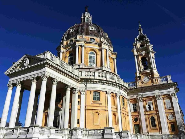 Basilica di Superga a Torino con cielo blu e dettagli architettonici classici.