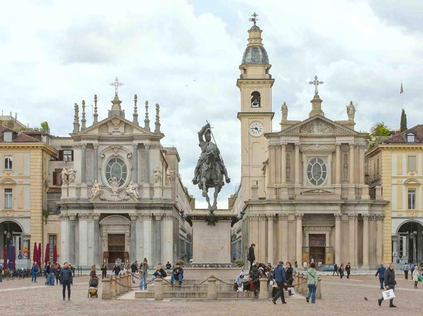Piazza San Carlo a Torino con la statua equestre di Emanuele Filiberto e le chiese gemelle sullo sfondo.