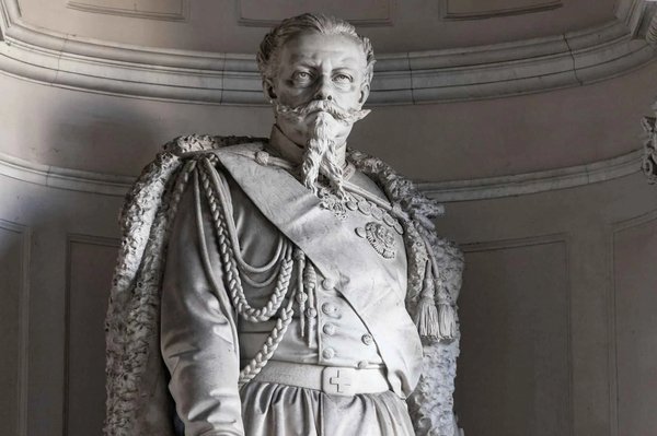 Statua in marmo con dettagli decorativi nella Galleria Sabauda di Torino.