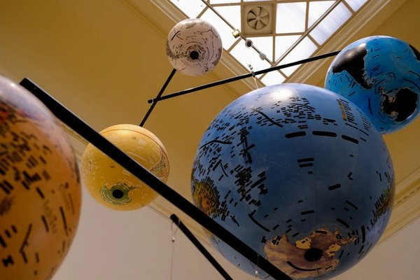 Modelli planetari esposti al Museo Galileo di Firenze, con dettagli scientifici e colori vivaci.