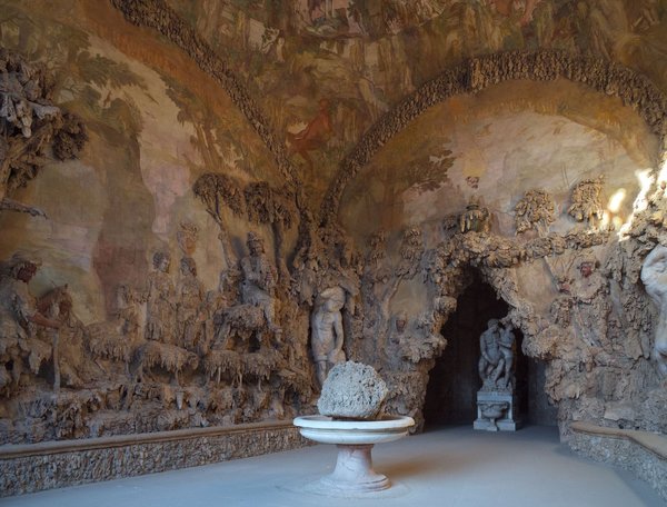 Interno della Grotta del Buontalenti nel Giardino di Boboli, con decorazioni a stalattiti e figure scolpite.
