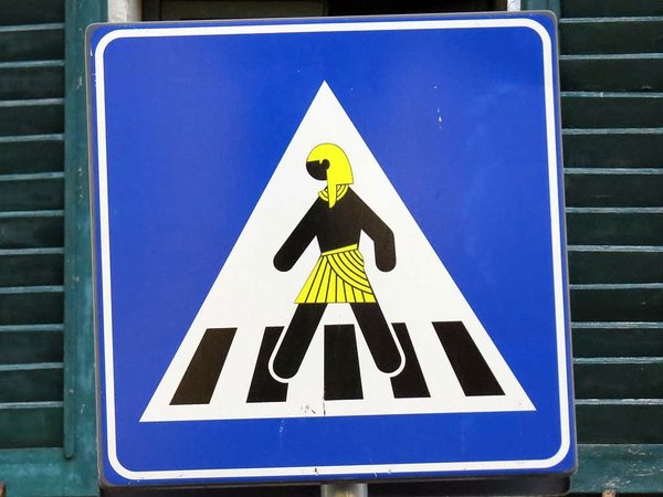 Un segnale di attraversamento pedonale a Firenze modificato dall'artista di strada Clet Abraham in una scena a tema egizio.