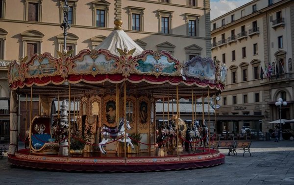 Carosello storico a Piazza della Repubblica a Firenze, ideale per famiglie e bambini.