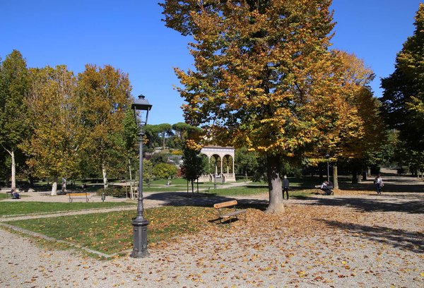Vista autunnale del Giardino dell'Orticultura a Firenze, con un padiglione decorativo tra alberi alti.