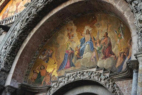 Mosaico dettagliato sulla facciata della Basilica di San Marco a Venezia, simbolo iconico della città.