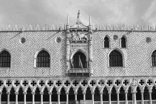 Facciata del Palazzo Ducale a Venezia con dettagli architettonici gotici, catturata in bianco e nero.